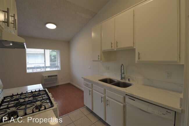 Building Photo - 1 br, 1 bath Apartment - 13846 Sherman Way...