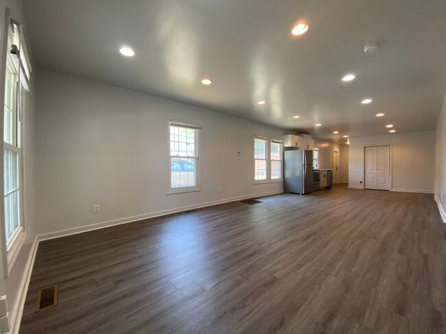 Building Photo - Beautifully remodeled 3 bed/2 bath rental ...