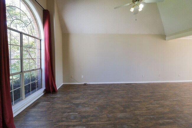 Building Photo - 4 Bed | 3 Bath in South Tulsa!