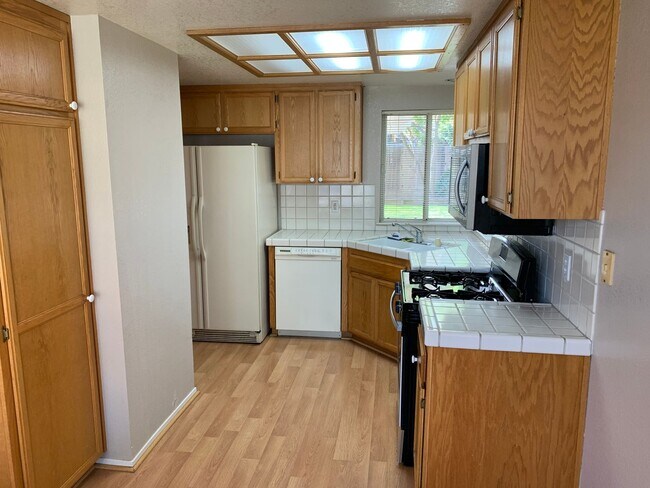 Building Photo - Beautiful Single story Tracy Home Near Dow...