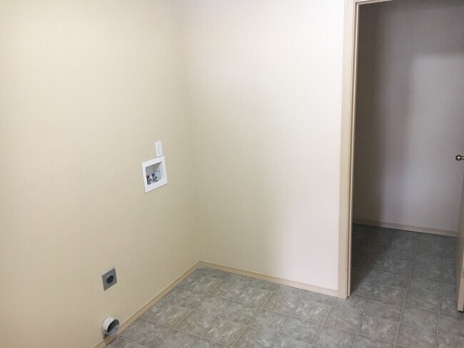 Building Photo - 4 Bedroom In the Heart of South Richland