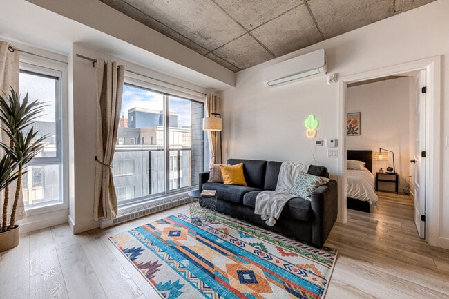 Building Photo - 735 Boulevard Charest E