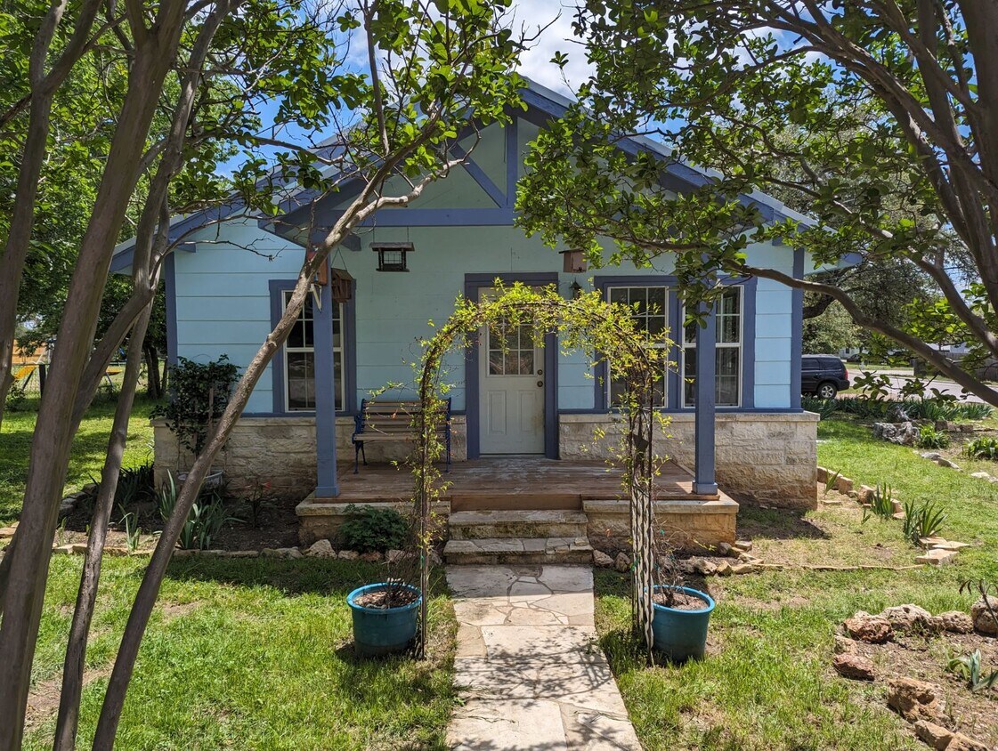 Primary Photo - 401 E Brier St