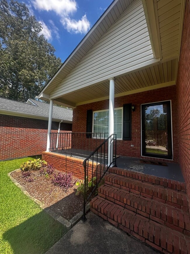 Building Photo - 1405 Holly Hill Ln