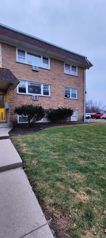 Building Photo - 255 E Oak St