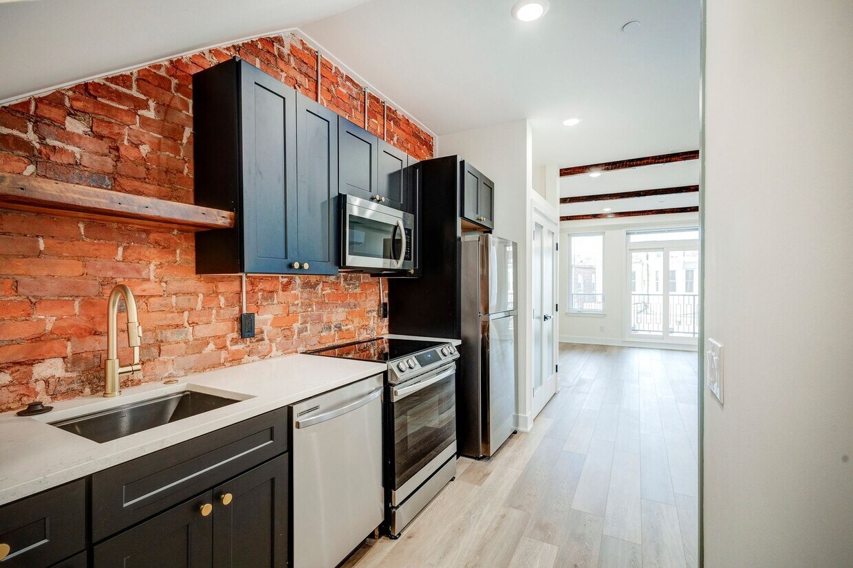 Foto principal - 2337 N COLLEGE AVE - 4 UNIT HOUSE