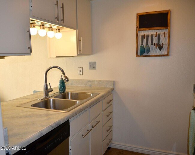 Foto del edificio - 3033 E Devonshire Ave