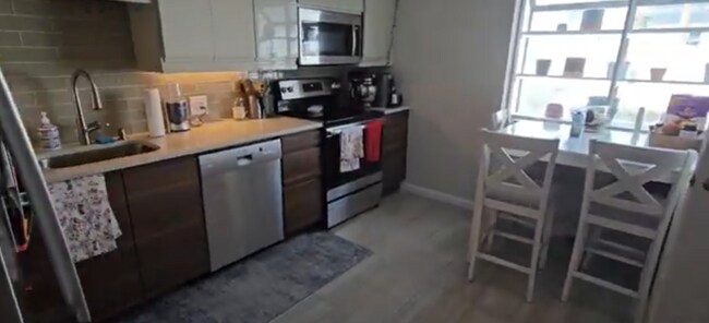 Building Photo - Modern, Spacious 3-level duplex Near the B...