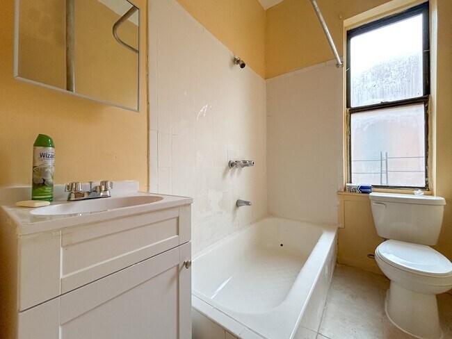 Building Photo - 563 Cauldwell Ave