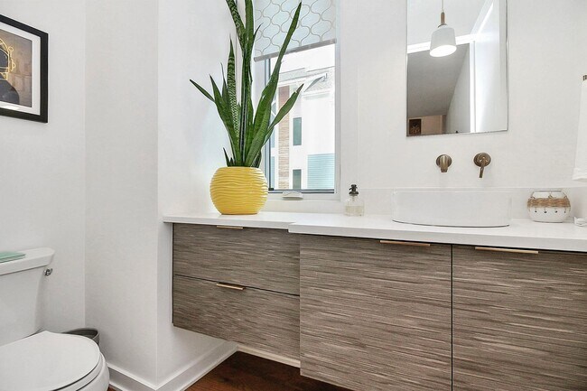 Foto del edificio - Indulge in luxury with this spacious corne...