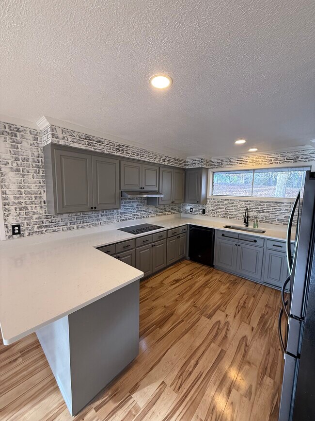 Foto del edificio - 323 Forrest Glen Rd