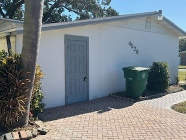 Spacious 3 bdrm/2 bath home - Spacious 3 bdrm/2 bath home