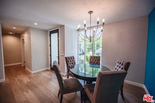 Foto del edificio - 3116 Beachwood Dr