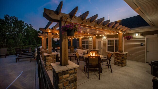 Un ambiente acogedor diseñado para reuniones informales. - Deerfield Place