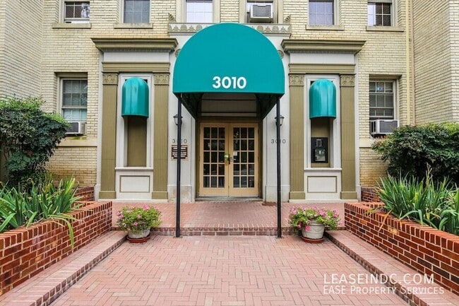Foto del edificio - 3010 Wisconsin Ave NW