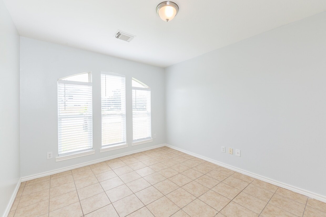 Building Photo - 7615 Greenwood Point Dr