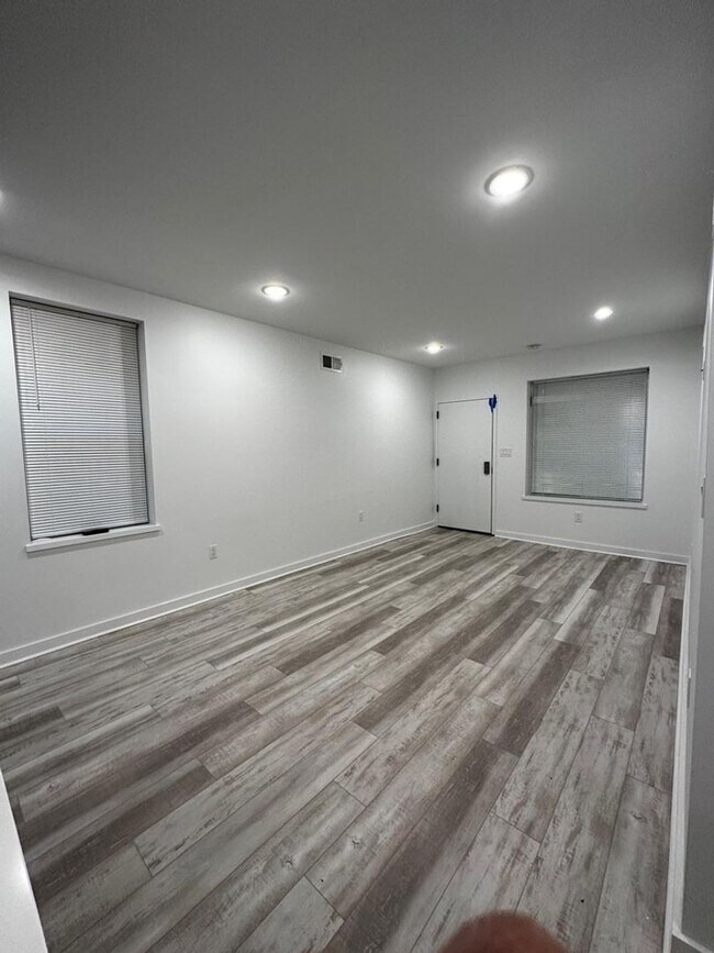 Foto del edificio - Renovated 2BR/2BA w/ Private Yard, Porch & In-Unit Laundry