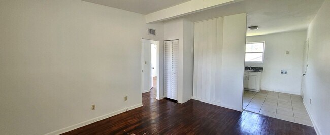 Foto del edificio - 2BR / 1 BA Riverside Upstairs Apartment w/ Off-street Parking