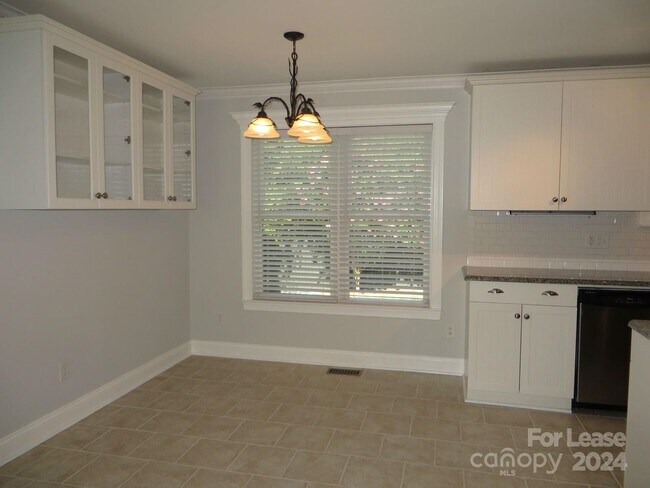 Building Photo - 6735 Dixie River Rd