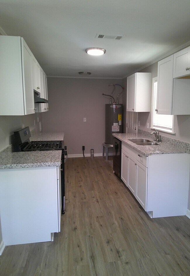 Building Photo - ****MOVE IN SPECIAL***1st MONTHS RENT IS F...