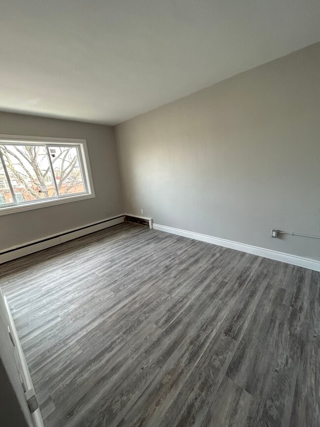 Building Photo - 2 Bedroom with In suite Laundry