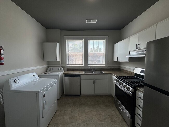 Foto del edificio - Large 2 Bedroom Apartment in Midtown!
