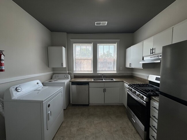 Building Photo - Large 2 Bedroom Apartment in Midtown!