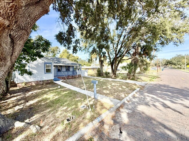 Building Photo - 3308 N Avon Ave