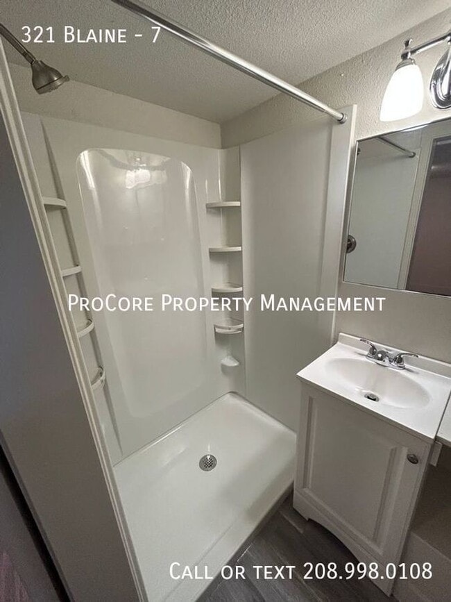 Building Photo - $895.00 for this Very Cute One Bedroom Stu...