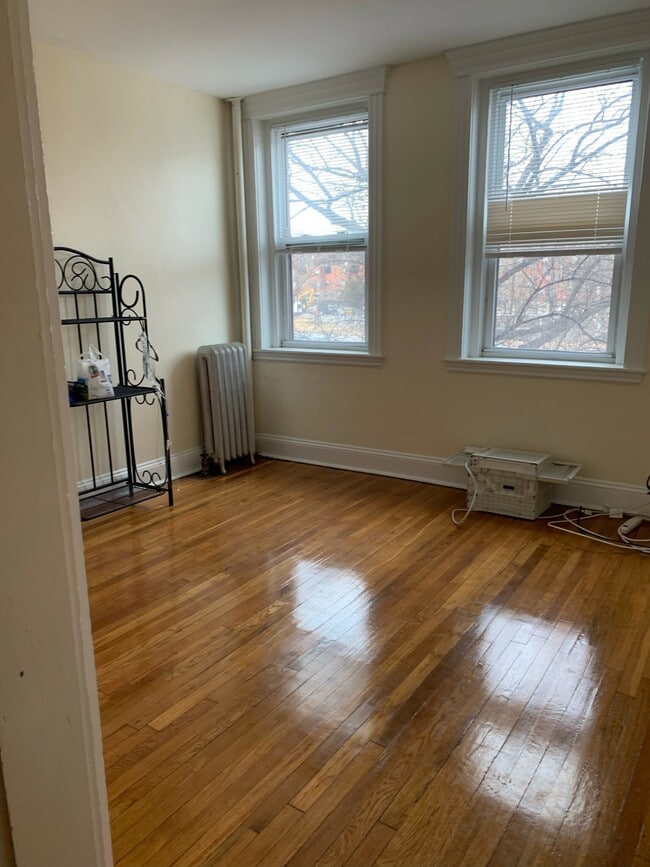 Building Photo - 352 Riverway