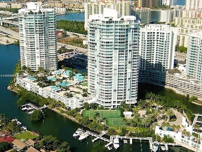 Building Photo - 16500 Collins Ave
