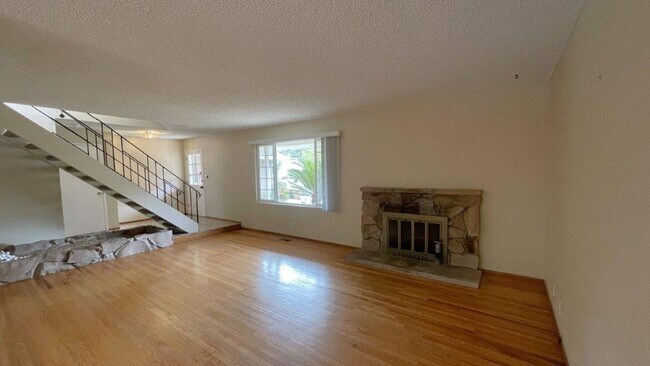 Foto del edificio - Nice 4 bedroom 2 bathroom home with sparkl...