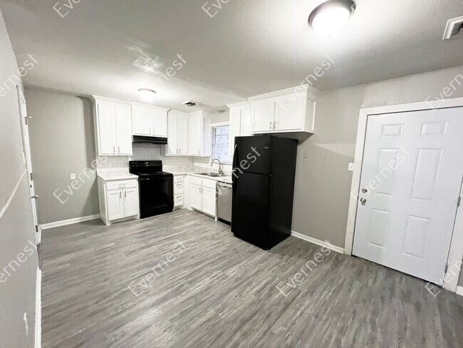 Foto del edificio - 7809 Bradley Dr