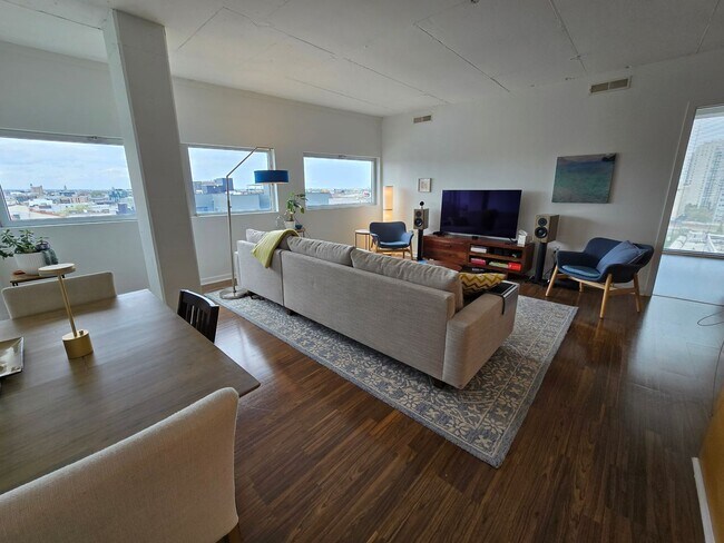 Building Photo - Beautiful bright HUGE 2 bed 2 bath with gr...
