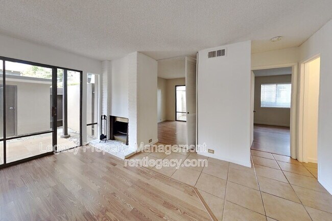 Building Photo - 2208 Woodside Ln