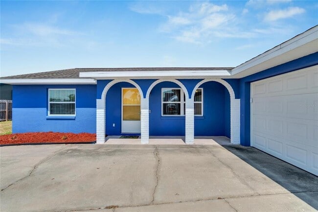 Building Photo - 6525 Manila Palm Way