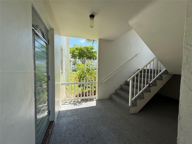 Foto del edificio - 8300 Sunrise Lakes Blvd