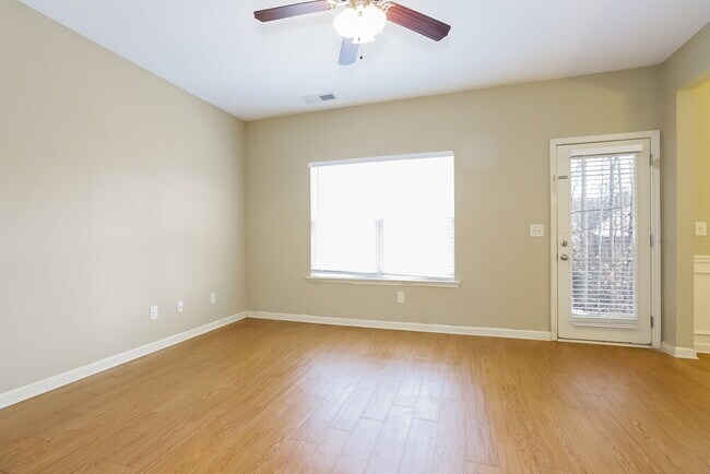 Foto del edificio - 496 Hill Crest Cir