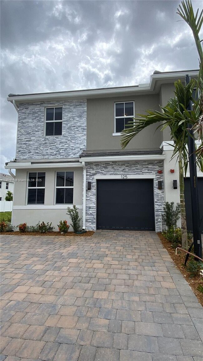 Building Photo - 125 SW 171st Terrace