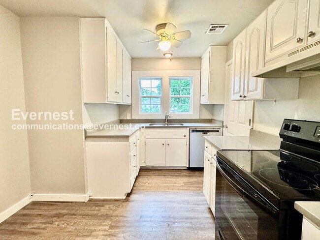 Foto del edificio - 3 Bed/1 Bath Home with Fenced Yard & Garage / Pet-Friendly / Coming Soon!