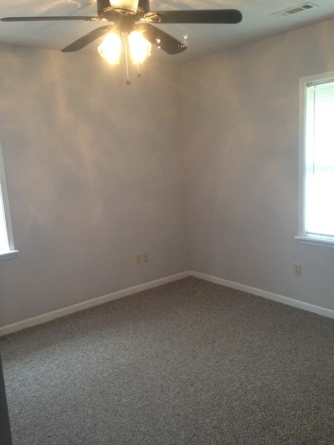 Building Photo - 1142 W Rochier St