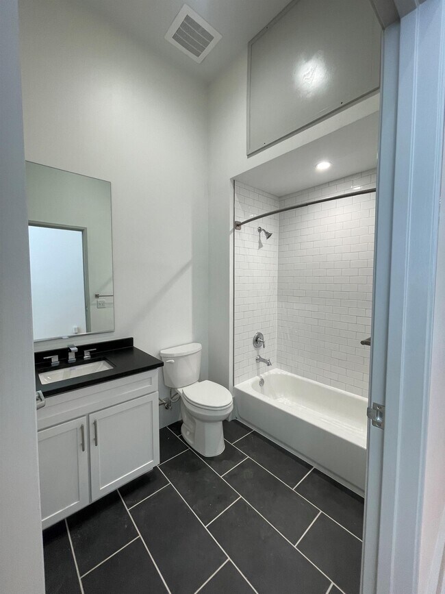 Building Photo - 315 W 38th St