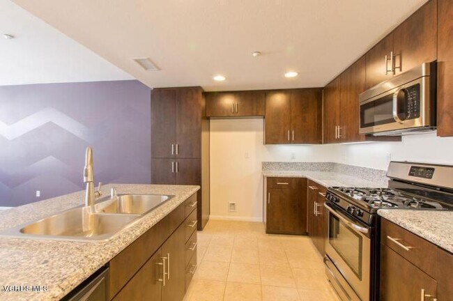 Building Photo - 321 Riverpark Blvd