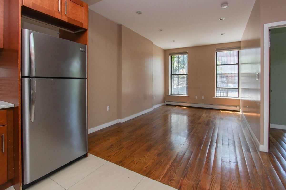 Primary Photo - 688 Halsey St