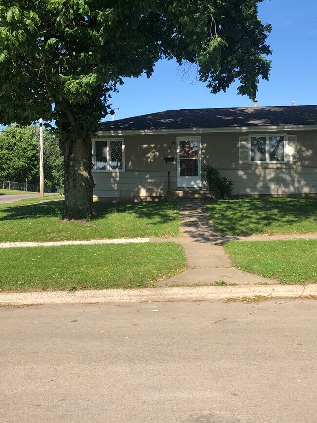 Foto del edificio - 2305-2307 Victoria Dr SW