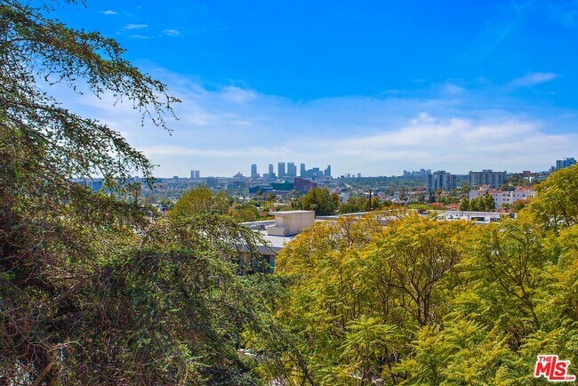 Foto del edificio - 1360 CRESCENT HEIGHTS Blvd