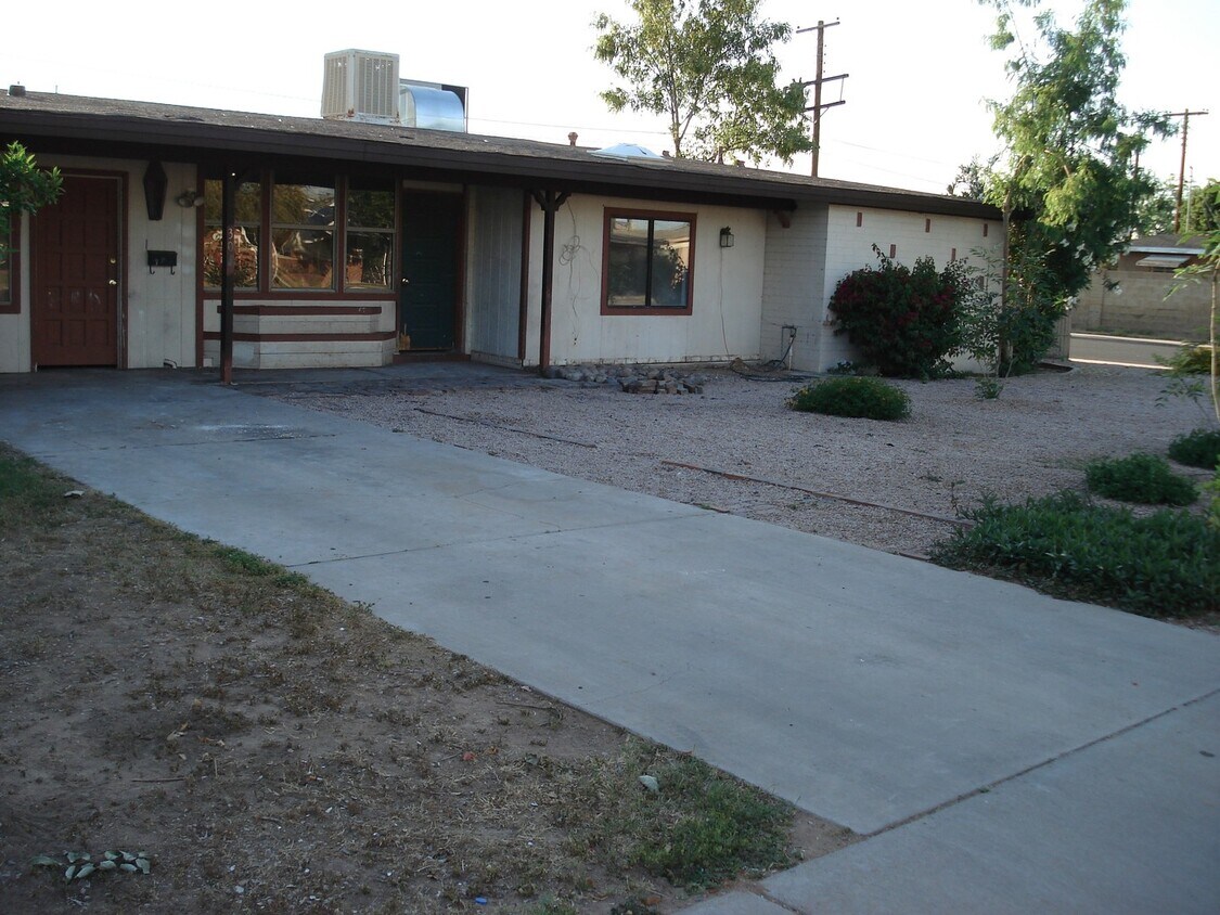 Primary Photo - FOR RENT 5BR/2BA HOUSE - SWIMMING POOL, TI...