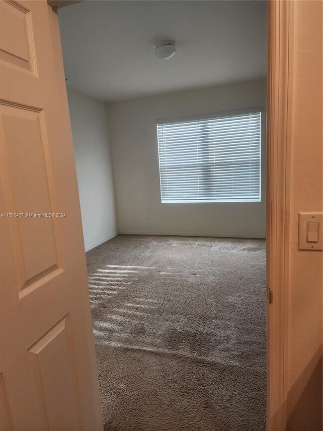 Building Photo - 7633 W Lenox Cir