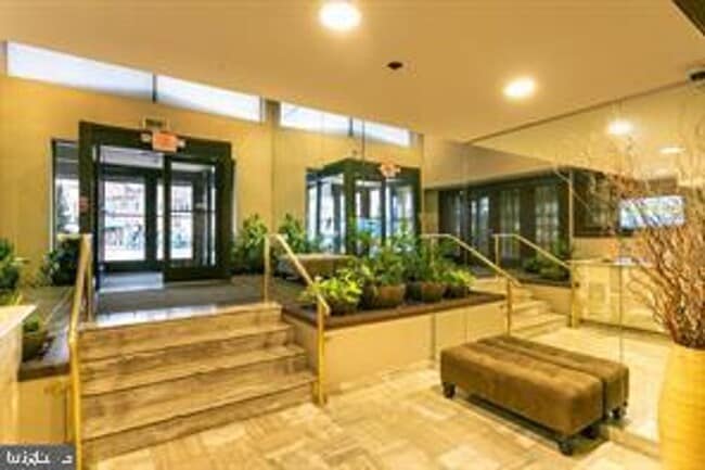 Building Photo - Bi-Level Penthouse with 3 Balconies & Delaware River Views | 3 Bed, 3 Bath | Society Hill