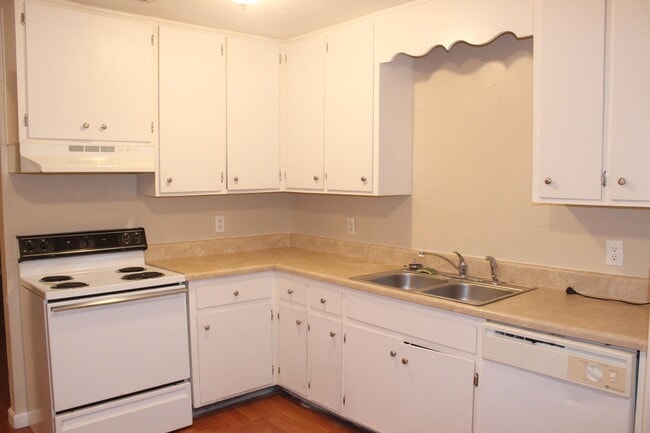Building Photo - 1550 Blountstown St